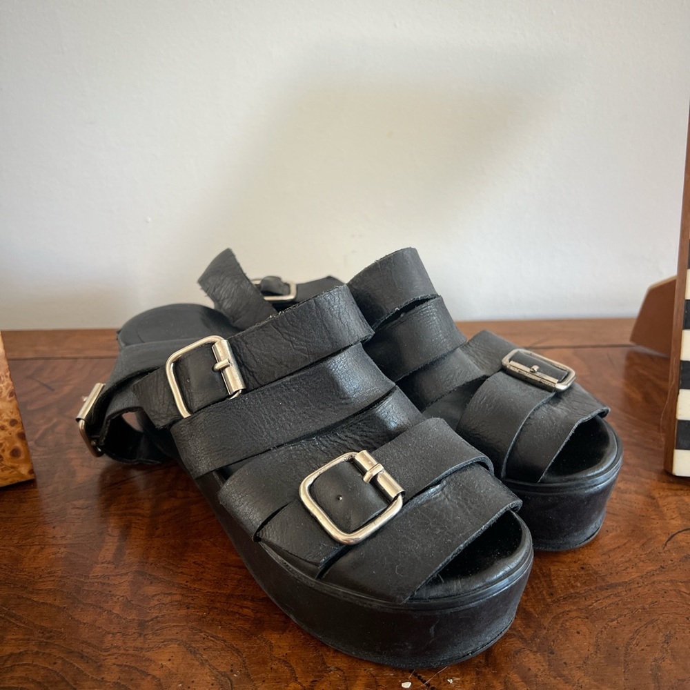 Black leather Trosman chunky platform Y2K sandals with silver buckles size 8